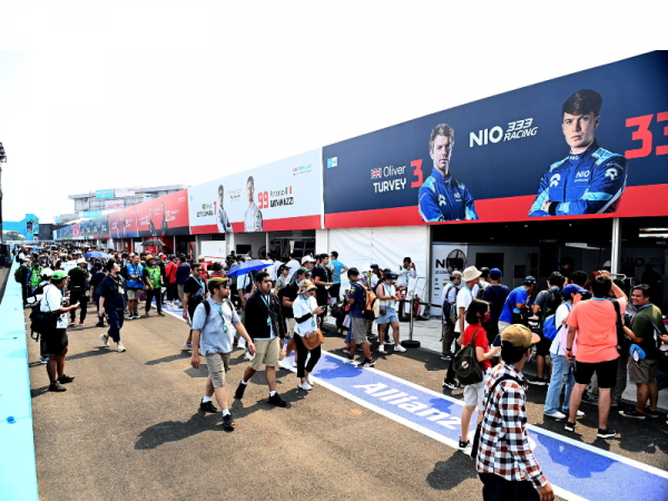 Pit Lane Autograph Session