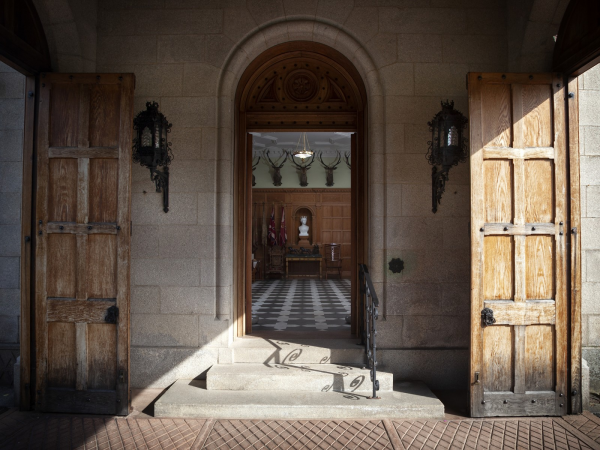 INTERIOR CASTLE TOURS