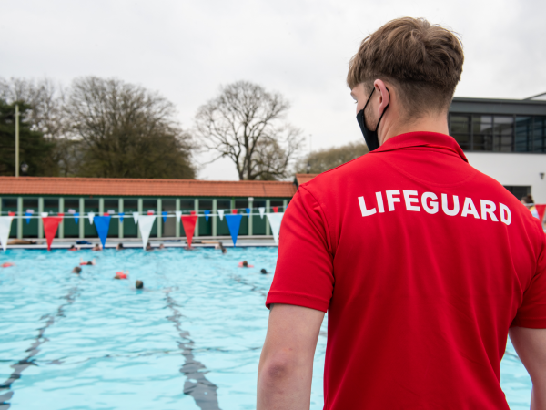 Nofio ar Ddydd Calan