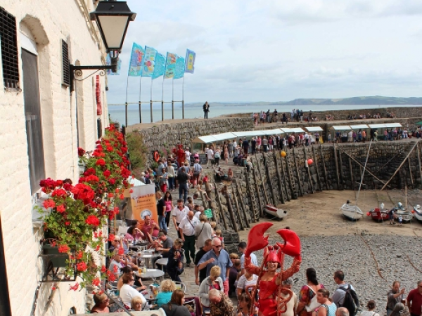 Crowds and stalls along Clovellys historic dry stone quay