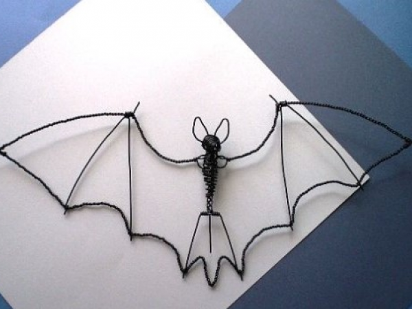 Workshop: Spooky Swooping Wire Bats @ Peebles Library