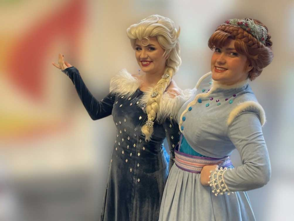 ELSA AND ANNA MEET & GREET