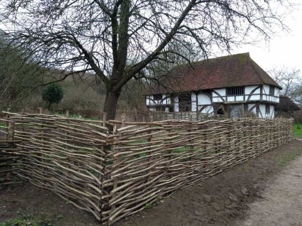 Continuous hurdle fencing