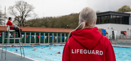 Nofio mewn Lonydd a Nofio Hamddenol / Lane and Casual Swimming