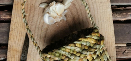 Weave a rush garlic bag